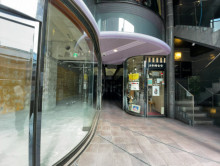 オフィスビル出入口