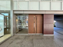 オフィスビル出入り口