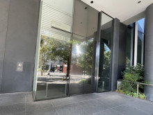 オフィスビル出入口