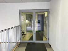 オフィスビル出入口