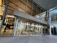 オフィスビル出入口