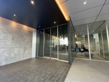 オフィスビル出入口