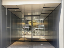 オフィスビル出入口