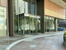 オフィスビル出入口