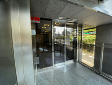 オフィスビル出入口