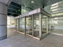 オフィスビル出入口