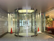 オフィスビル出入口