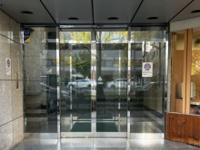 オフィスビル出入口