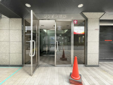 オフィスビル出入口