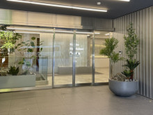 オフィスビル出入口