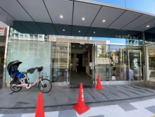 オフィスビル出入口