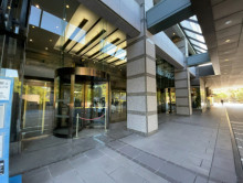 オフィスビル出入口