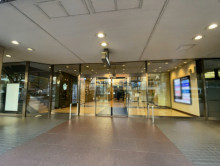 オフィスビル出入口