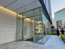 オフィスビル出入り口