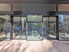 オフィスビル出入口