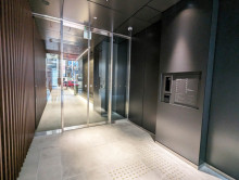 オフィスビル出入口