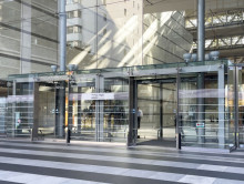 オフィスビル出入口