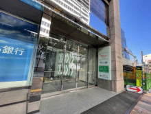 オフィスビル出入口