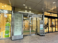 オフィスビル出入口