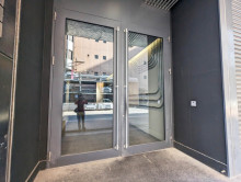 オフィスビル出入口