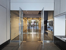 オフィスビル出入口