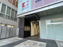 オフィスビル出入口