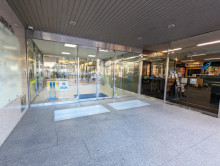 オフィスビル出入口