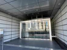 オフィスビル出入口