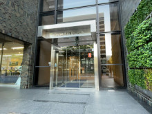 オフィスビル出入口