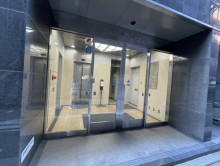 オフィスビル出入口