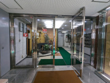 オフィスビル出入口