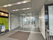 オフィスビル出入口