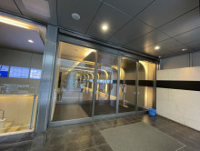 オフィスビル出入口