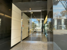 オフィスビル出入口