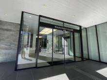 オフィスビル出入口