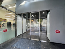 オフィスビル出入口