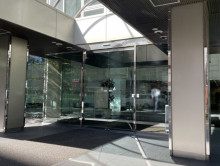 オフィスビル出入口