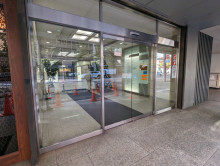 オフィスビル出入口