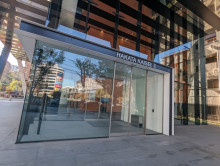 オフィスビル出入口