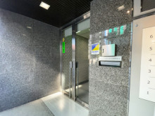 オフィスビル出入口