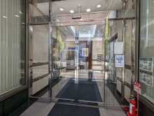 オフィスビル出入口