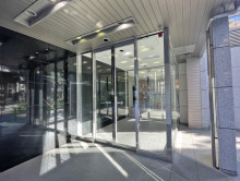 オフィスビル出入口