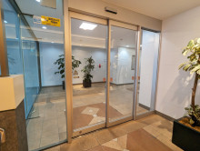 オフィスビル出入口