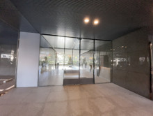 オフィスビル出入口