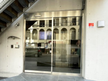 オフィスビル出入口