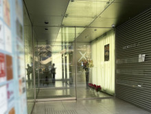 オフィスビル出入口