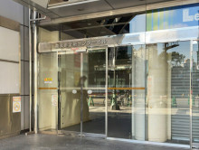 オフィスビル出入口