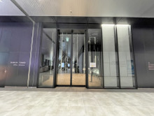 オフィスビル出入り口