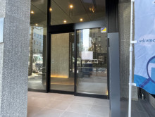 オフィスビル出入口