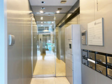 オフィスビル出入口